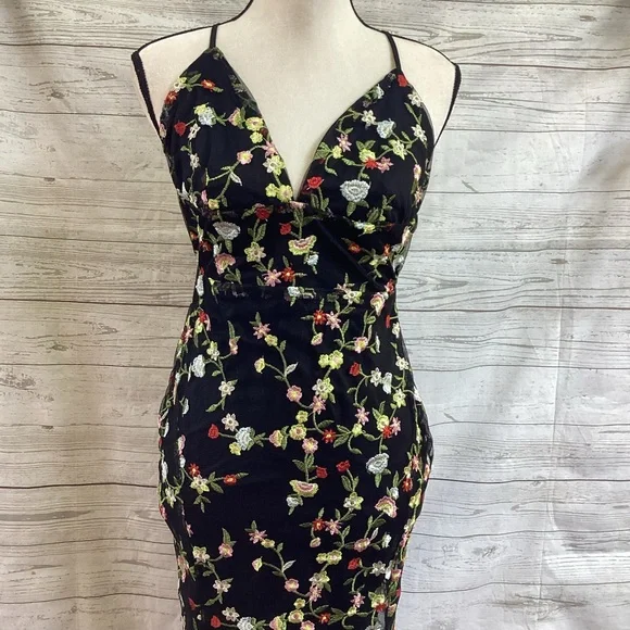 HTF Lulus Black Floral Embroidered Maxi Dress Open Back M Prom - Picture 6 of 16